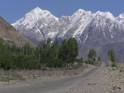 Droga do Wrang przy granicy afgańskiej, w tle Hindukusz