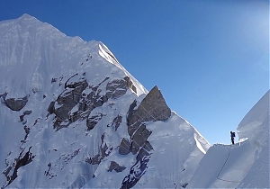 Pierwsze przejście zachodniej ściany Chugimago (Chukyima Go) 6259 m w Himalajach Nepalu