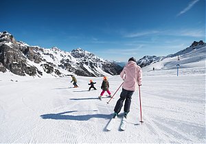 Tyrol – ośrodki narciarskie w Dolinie Stubai – darmowe karnety dla dzieci i niezapomniane przygody na stokach!