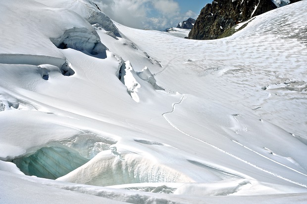Umiejętność poruszanie się po uszczelinionym lodowcu to podstawa. Masyw Piz Bernina