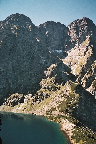 Widok z Owczej Przełęczy na Mięguszowieckie Szczyty i Czarny Staw pod Rysami