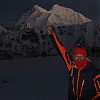  Adam Bielecki powyżej obozu II. W tle Lhotse i Everest na chwilę przed wschodem słońca. Fot. Artur Hajzer