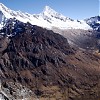  Unikalne, bo historycznie pierwsze zdjęcie wykonane z tego rejonu ma szczyty Quitaraju (6036 m) i Alpamayo (5947 m) - z dziewiczej przełączki (ok. 5100 m) w pn.-zach. grani Artesonraju, na którą weszliśmy 11 sierpnia 2011 r. Fot. Elżbieta Jodłowska