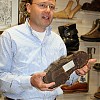  Lars Meindl - właściciel fabryki - prezentuje przedwojenne buty, które właściciel kazał odesłać do f