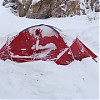  Nasz zasypany namiot w Azau u stóp Elbrusa