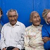  Team z najstarszymi mieszkańcami Aapillatoq, ludzie z wioski aktywnie wspomagali wyprawę, fot. Verticalvision.pl