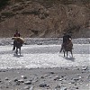  Kirgizi na koniach. Coraz bliżej cywilizacji (fot. Ola Dzik)