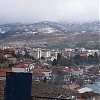  widok z góry na Ohryd i okalającego go jezioro i góry