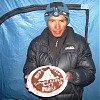 Daniel Milla prezentuje tort - niespodziankę, przygotowany w bazie przez Clebera z okazji wejścia na Alpamayo Mirka Mąki i Daniela Milli. Fot. Mirek Mąka