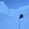  Daniel Milla prowadzi wyciąg lodowym kuluarem Candeletty, w drodze na Przełęcz Garganta. Fot. Mirek Mąka