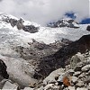  Kilkugodzinne podejście długą moreną ku lodowcom spływajacym spod przełęczy pomiędzy Chopicalqui a Huascaranem Sur. Fot. Elżbieta Jodłowska