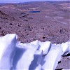  Śniegi pokutujące na zboczach Coropuny. W oddali jezioro Pallacocha. Fot. Mirek Mąka