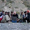  Sensacja w dolinie Borak - pierwszy laptop. Koniecznie trzeba zrobić sobie z nim zdjęcie.