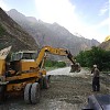  Malownicza, biegnąca nad samą graniczną rzeką Piandz droga jest w niekończącym się stanie budowlano-remontowym. Wzgórza po prawej to już Afganistan