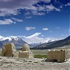  Bozai Gumbaz to nie tylko miejsce, gdzie pod koniec XIX wieku spotkali się przypadkiem brytyjscy i rosyjscy szpiedzy - plk Younghusband i plk Janow - ale to także przestrzeń, w której grzebani są bogaci Kirgizi