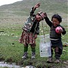  Kirgiskie dzieci z osady Ucz Dzilga bawią się wszystkim, co tylko wpadnie im w ręce