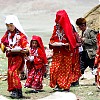  Kirgiskie kobiety i dziewczynki niosą poczęstunek do namiotu młodej pary