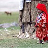  Odświętnie ubrana kirgiska dziewczynka przygląda się przebiegowi wesela w wiosce Irghail