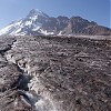  Grzbietem lodowca Gergeti płyną strumienie