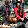  Góralskim jadłem i napitkiem częstowały organizatorki Magda Ziaja i Gabi Kuhn. Fot. Magdalena Ciszewska - Rząsa