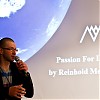  Prezes PKA, Bogusław Magrel, zapowiada prelekcję Messnera - Passion For Limits. Fot. Piotr Drożdż / Magazyn GÓRY