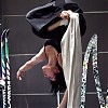  17.	Narty można reklamować na różny sposób - pokaz akrobatyczny na stoisku firmy Elan 