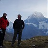  Marek Szpot - z lewej, i Mirek Mąka na biwaku nad jeziorem Carhuacocha (ok. 4200 m). W tle grupa Yerupaja (6617 m). Fot. Elżbieta Jodłowska