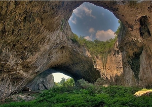 Wymagające wspinanie w imponującej jaskini w Bułgarii