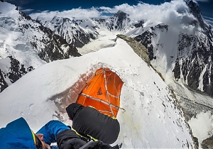 Polacy zaporęczowali trudny odcinek grani na K2