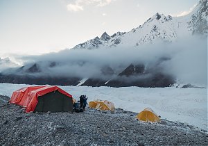 Andrzej Bargiel coraz bliżej historycznego sukcesu na K2! Obóz 3 założony!