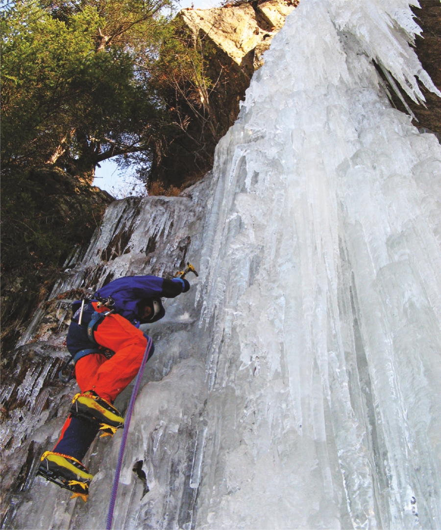 Wspinaczka lodowa w wykonaniu Adam Potoczek na Eggenstallfall WI5 
