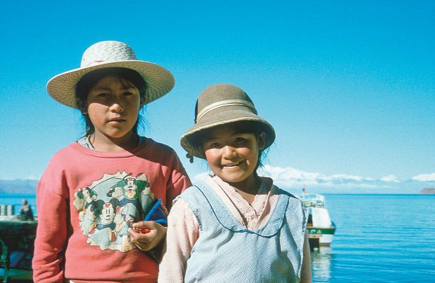 Boliwijskie dzieci -  jezioro Titicaca