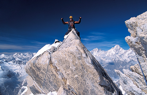 Stephan Siegriest na szczycie. Wspinacze spędzili na wierzchołku ponad godzinę, podziwiając rozpościerające się pod ich stopami niezliczone szczyty Himalajów Garhwalu