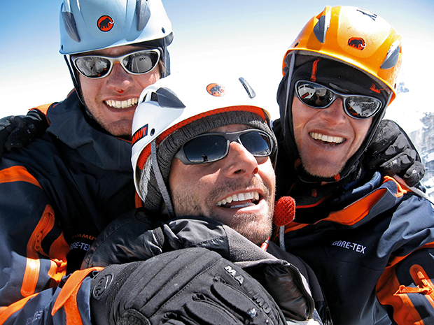Thomas Senf (z lewej), Denis Burdet (w środku) i Stephan Siegrist świętujący sukces na szczycie Arwa Tower (6354 m) 