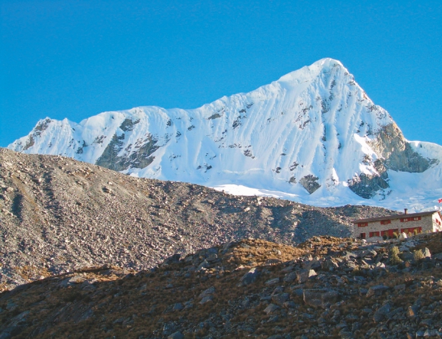 Nevado Pisco (5752 m) Po prawej widoczne Refugio „Peru” 